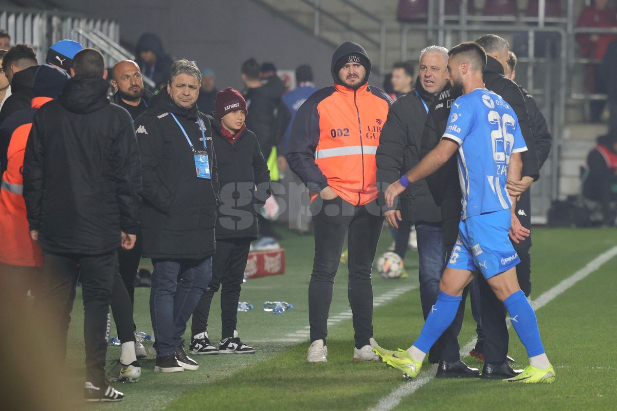 Marius Șumudică, un car de nervi la pauza meciului Rapid - Craiova: s-a certat cu propriii elevi, cu arbitrul și cu staff-ul adversarei