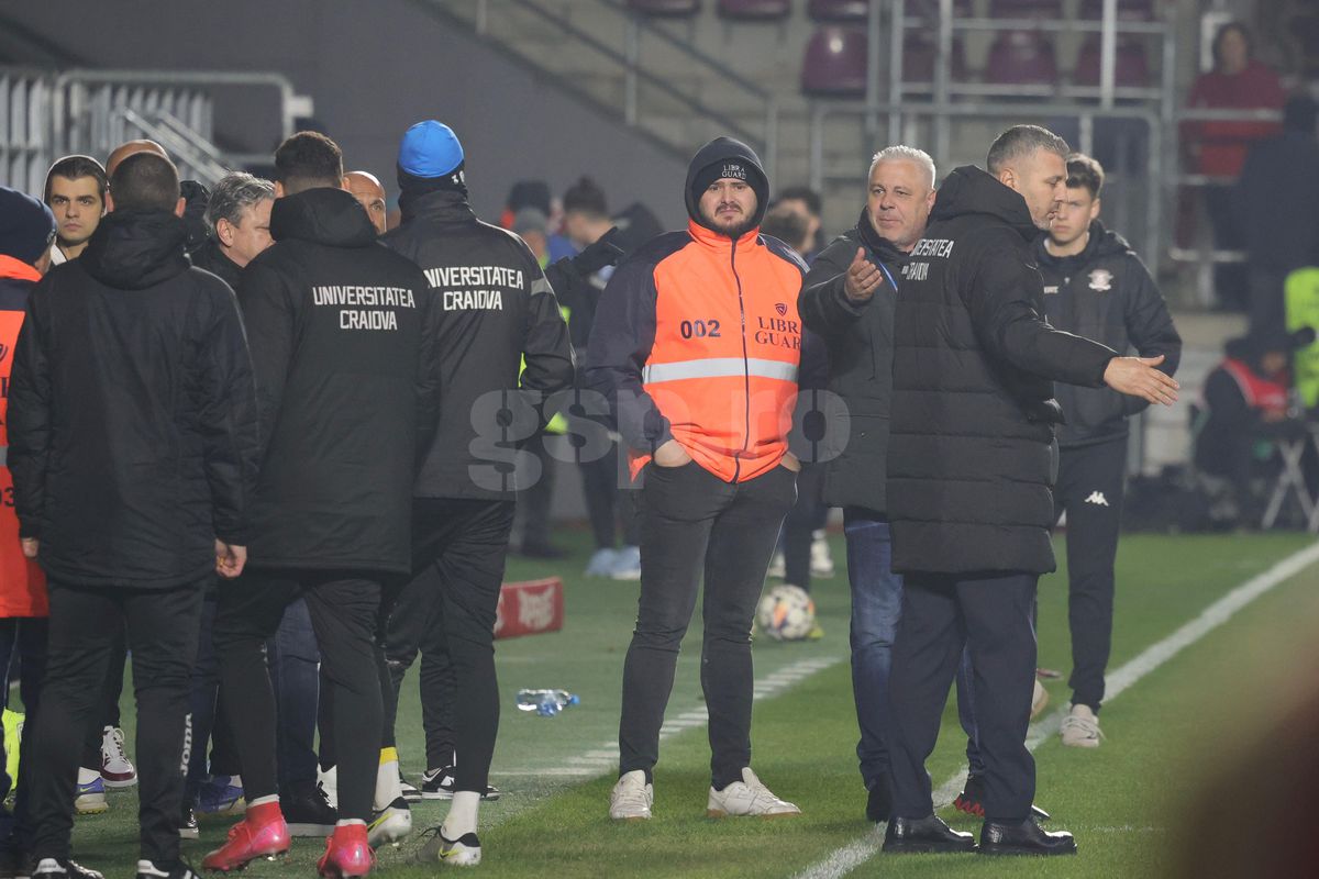 Marius Șumudică, nervos la pauza meciului Rapid - Universitatea Craiova