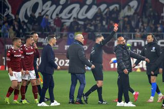 Scandal imens după Rapid - Craiova » Șumudică „a luat foc” la adresa lui Istvan Kovacs + Copiii au invadat terenul