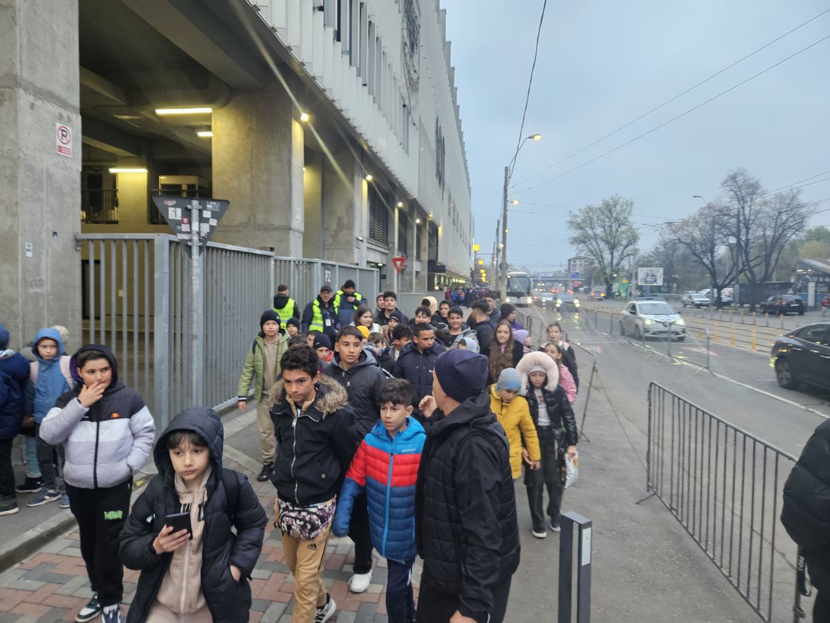 Micii suporteri sunt pregătiți de Rapid - Universitatea Craiova