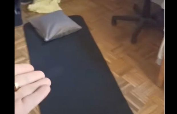 Coșmarul unui atacant în liga secundă: „Ne-au pus să stăm 17 jucători într-o casă! O viață de câine, cu 200 euro pe lună. Nu călcați pe-aici!” » A postat imaginile