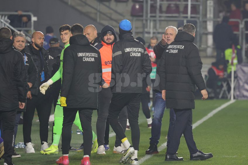 Marius Șumudică, nervos la pauza meciului Rapid - Universitatea Craiova