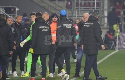 Marius Șumudică, un car de nervi la pauza meciului Rapid - Craiova: s-a certat cu propriii elevi, cu arbitrul și cu staff-ul adversarei