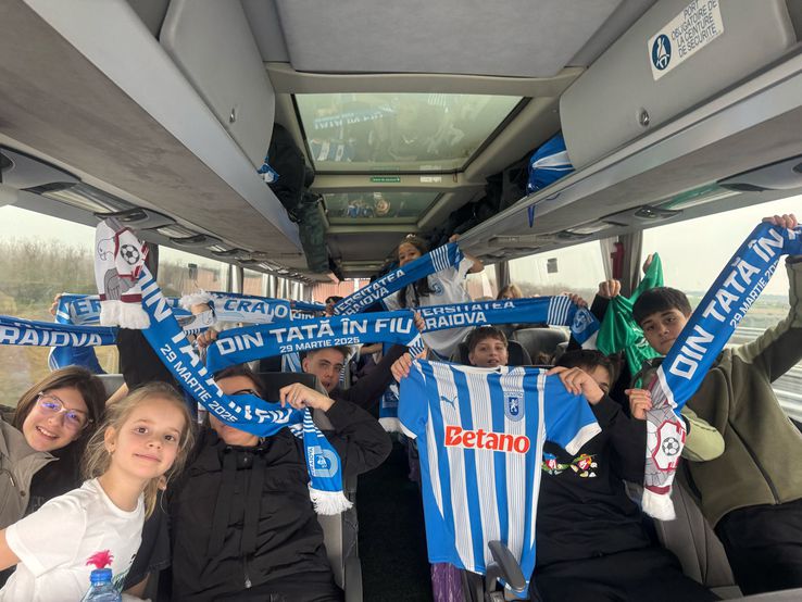 Copiii care susțin Craiova, în deplasare la meciul cu Rapid/ foto Facebook @Universitatea Craiova