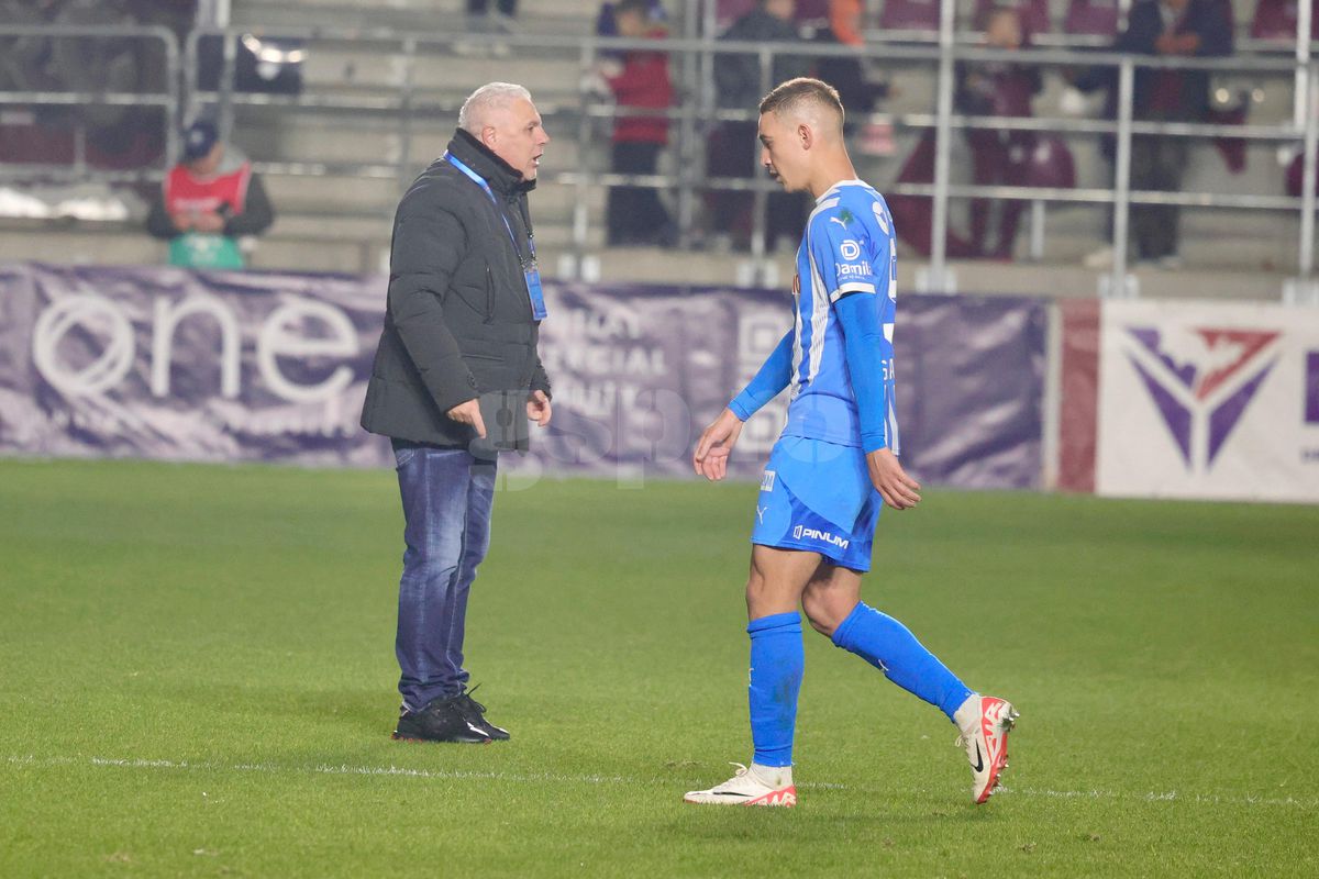 Marius Șumudică, un car de nervi la pauza meciului Rapid - Craiova: s-a certat cu propriii elevi, cu arbitrul și cu staff-ul adversarei