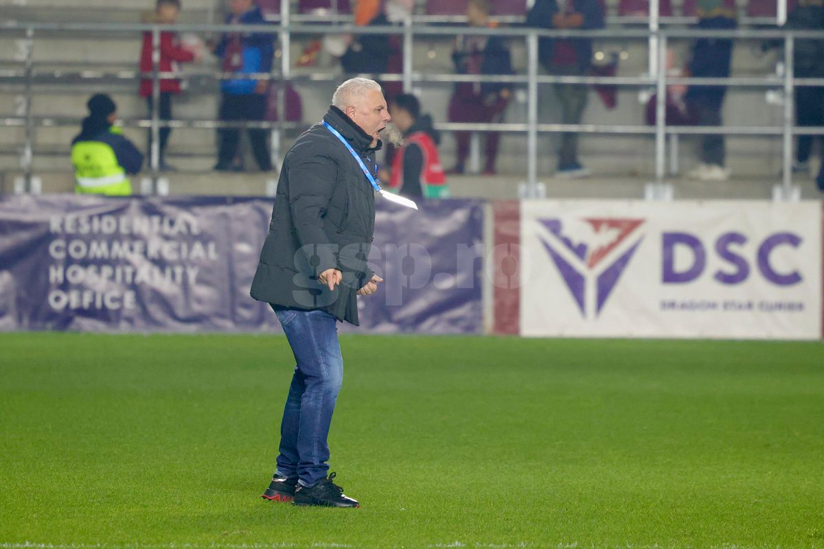 Marius Șumudică, un car de nervi la pauza meciului Rapid - Craiova: s-a certat cu propriii elevi, cu arbitrul și cu staff-ul adversarei