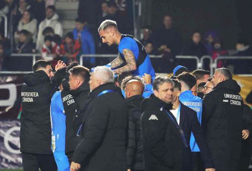 Alexandru Mitriță, cărat pe brațe de coechipieri, foto: Ionuț Iordache / GSP