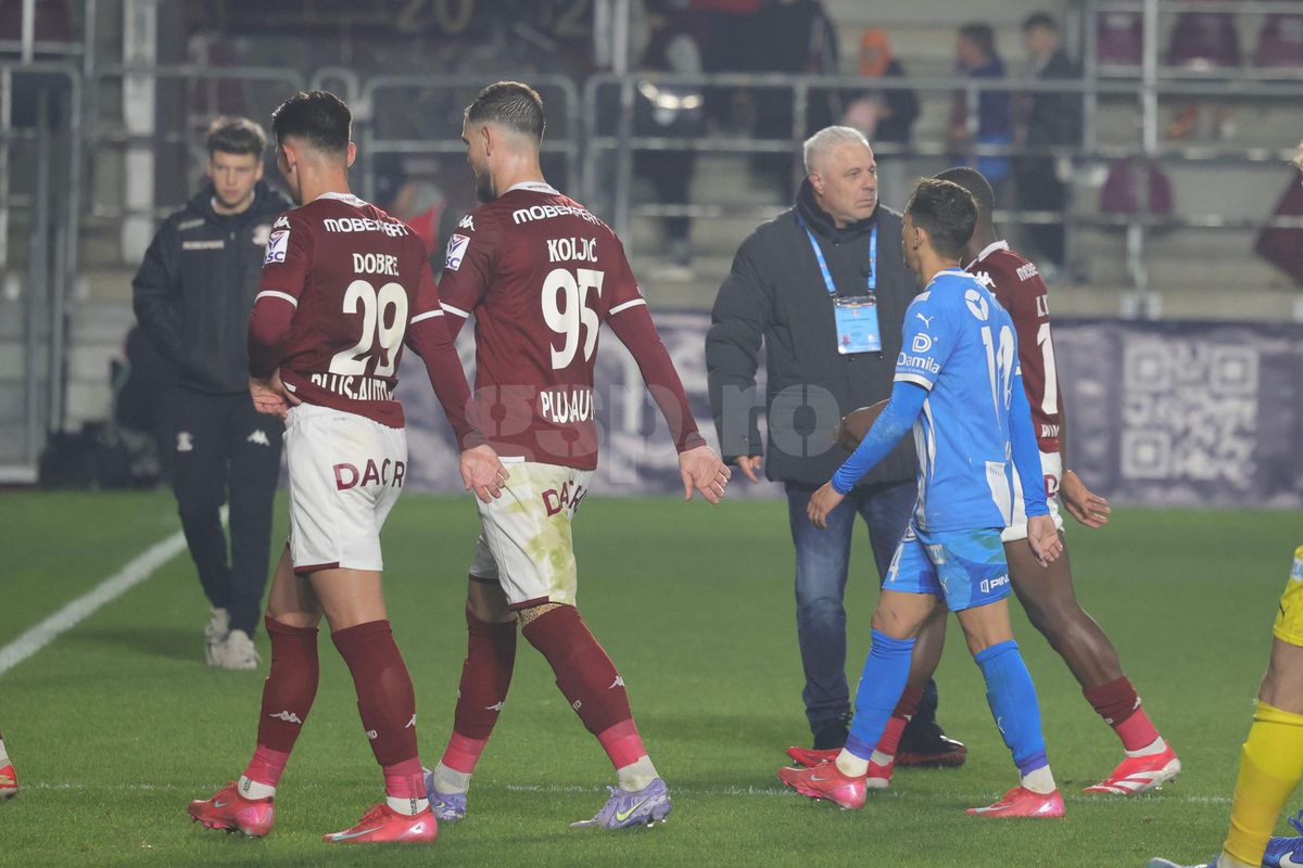 Marius Șumudică, un car de nervi la pauza meciului Rapid - Craiova: s-a certat cu propriii elevi, cu arbitrul și cu staff-ul adversarei