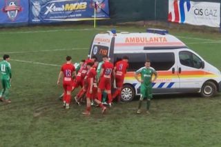 Imagini incredibile din Liga 2 » Jucătorii au împins mașina ambulanței