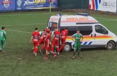 Imagini incredibile din Liga 2 » Jucătorii au împins mașina ambulanței