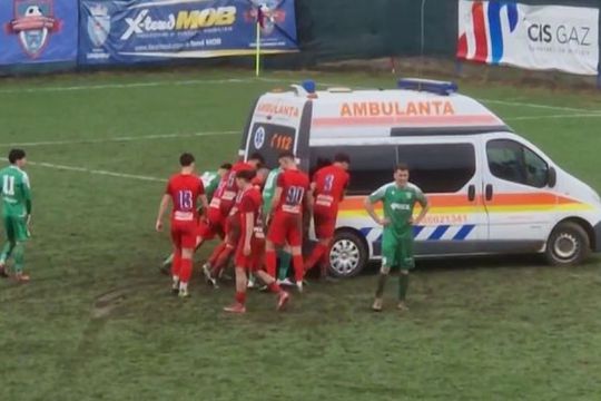 Unirea Ungheni - CSC Dumbrăvița 1-0, din play-out-ul Ligii 2, a oferit imagini incredibile. Salvarea intrată pe teren nu a mai putut să iasă fără ajutor, din cauza stării gazonului.