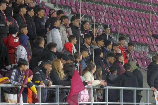 Rapid - Universitatea Craiova s-a jucat cu copii în tribune. Pe parcursul meciului, câțiva puști care au stat în galeriei, în locul Peluzei Nord, au avut un derapaj grosolan la adresa rivalilor olteni/ FOTO Ionuț Iordache (GSP)