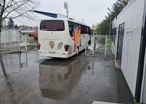 Ce se întâmplă cu naționala României la Mogoșoaia, în timp ce Lucescu a rămas internat