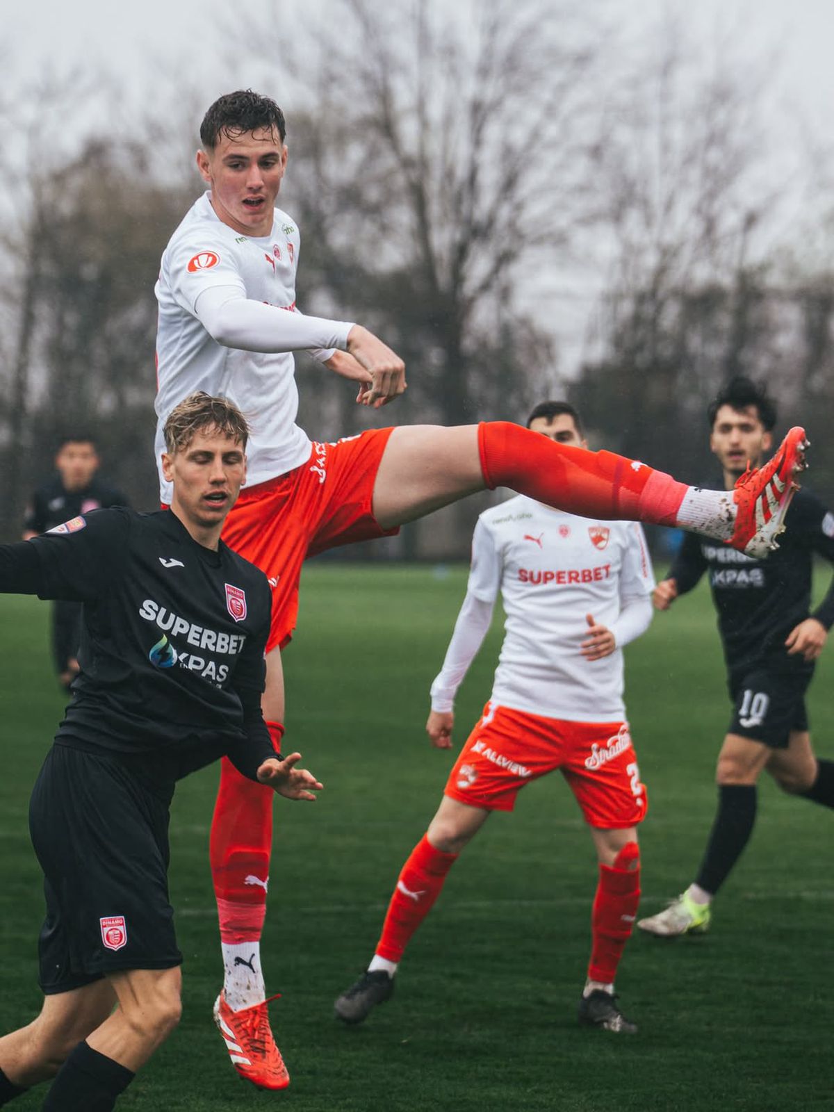 „My Giant” » Cel mai înalt fotbalist din Superliga a apărut la Dinamo: „Nu e photoshop”