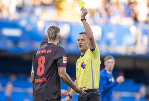 Stuart Attwell, la centru într-un meci Leverkusen - Chelsea din Ligă / Foto: Imago