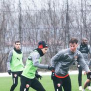 Mihnea Toader, fundaș Dinamo, în duel cu Cătălin Cîrjan // FOTO: Instargam