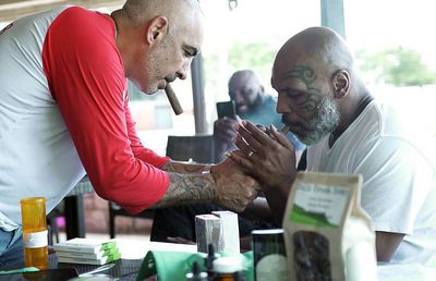 Alki David, miliardarul care vrea să dea numele stadionului Barcelonei, plănuiește să-și cloneze soția! E partenerul lui Mike Tyson în afacerea cu cannabis