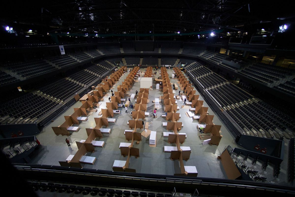 FOTO Sala Polivalentă din Cluj, transformată în centru de suport pentru bolnavii de COVID-19