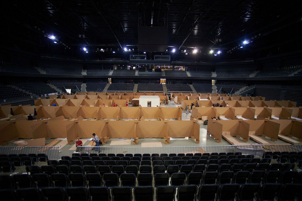 FOTO Sala Polivalentă din Cluj, transformată în centru de suport pentru bolnavii de COVID-19