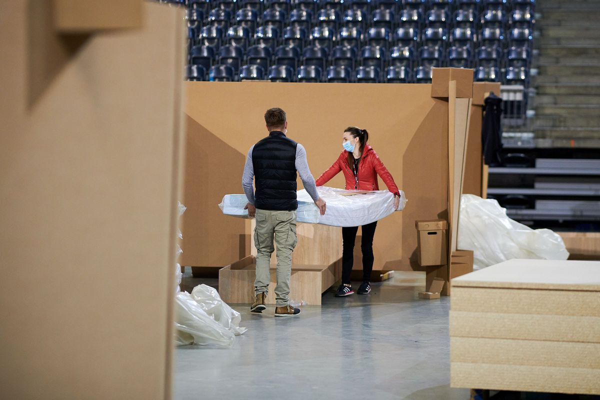 FOTO Sala Polivalentă din Cluj, transformată în centru de suport pentru bolnavii de COVID-19