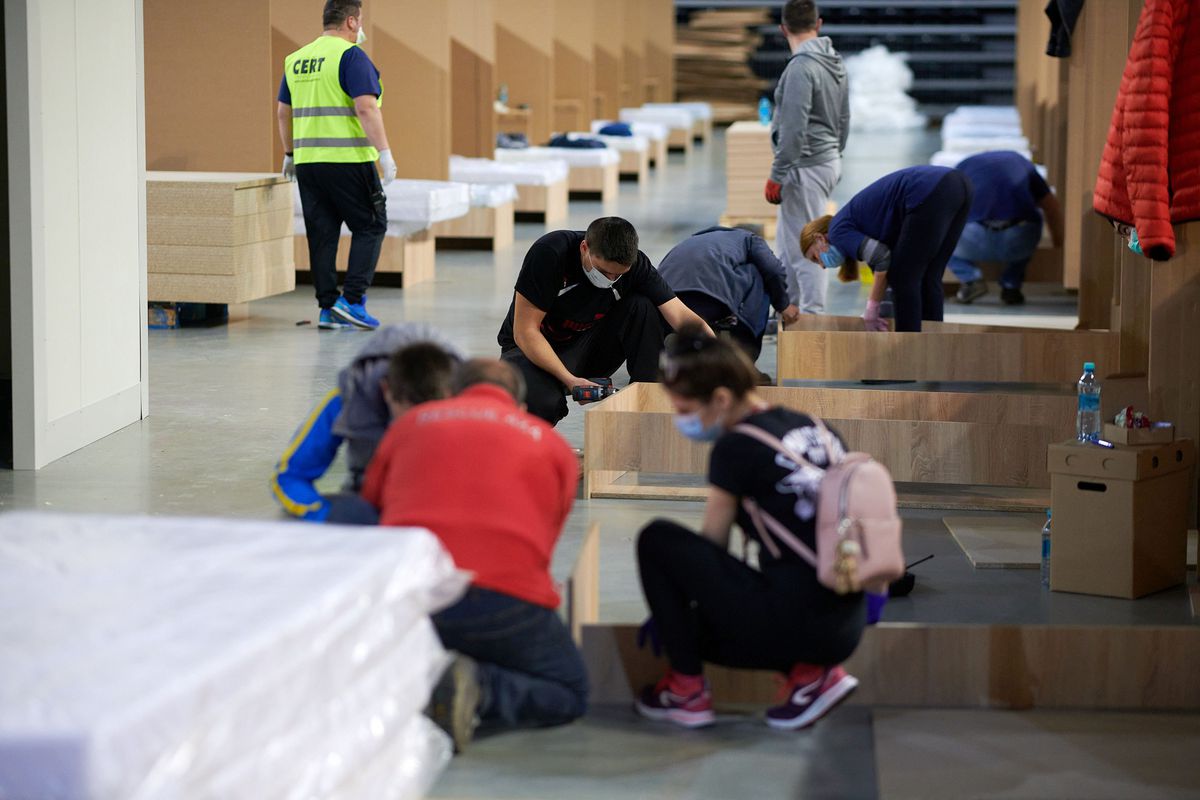 FOTO Sala Polivalentă din Cluj, transformată în centru de suport pentru bolnavii de COVID-19