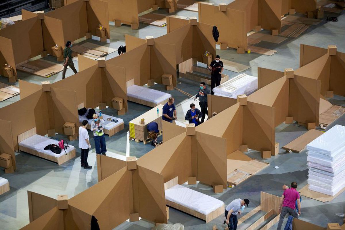 FOTO Sala Polivalentă din Cluj, transformată în centru de suport pentru bolnavii de COVID-19