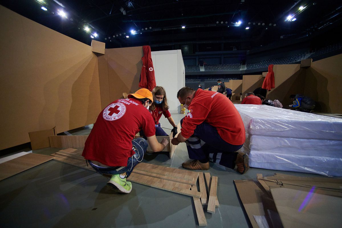 FOTO Sala Polivalentă din Cluj, transformată în centru de suport pentru bolnavii de COVID-19