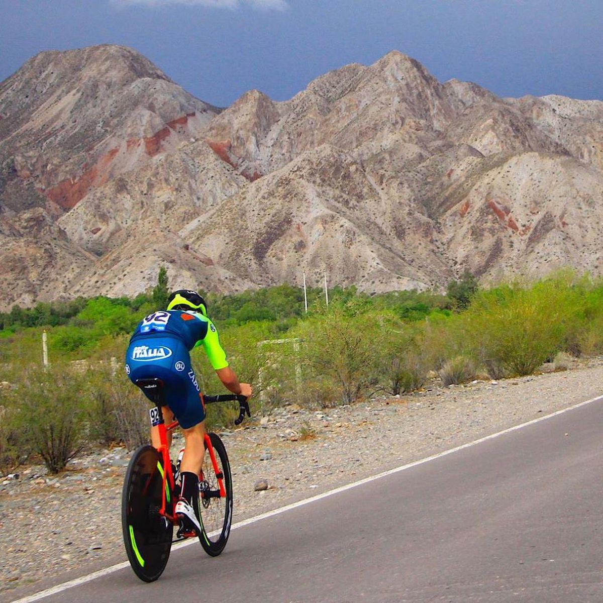 Solidaritate în vremea epidemiei » Un ciclist italian livrează mâncare pentru a-i ajuta pe bătrânii din orașul său