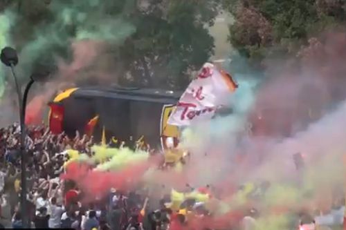 Autocarul cu jucătorii Romei a trecut cu dificultate de marea de fani giallorossi // foto: captură Twitter @ OfficialASRoma