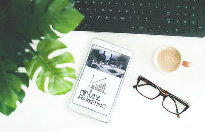 Ce contine un pachet atractiv pentru marketing online?