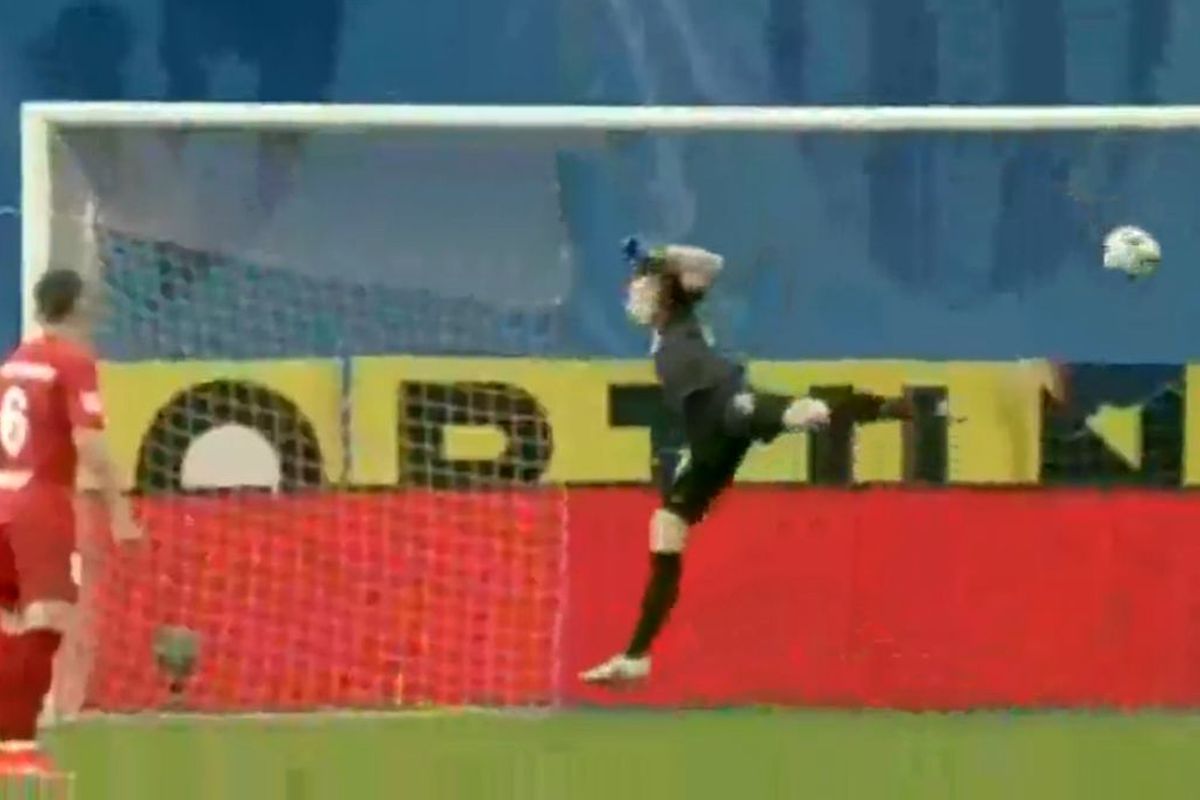 Gafă uluitoare a lui Andrei Vlad în Craiova - FCSB » Portarul roș-albaștrilor, intervenție lamentabilă la șutul lui Nistor