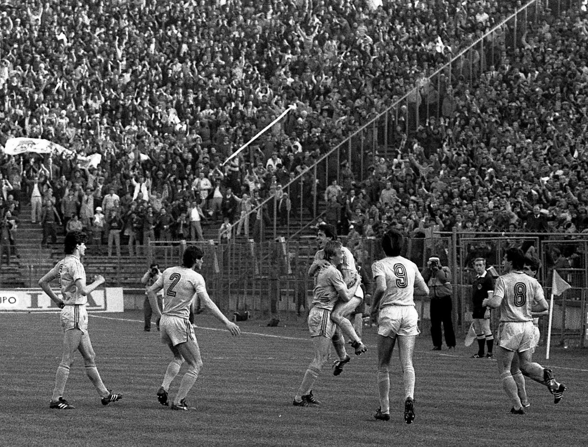 35 de ani de la cele mai tari 8 minute din istoria naționalei. Și de când Lăcătuș a trimis la spital doi adversari într-un sfert de oră. „Așa trebuie jucat și acum, nu ca domnișoarele!”