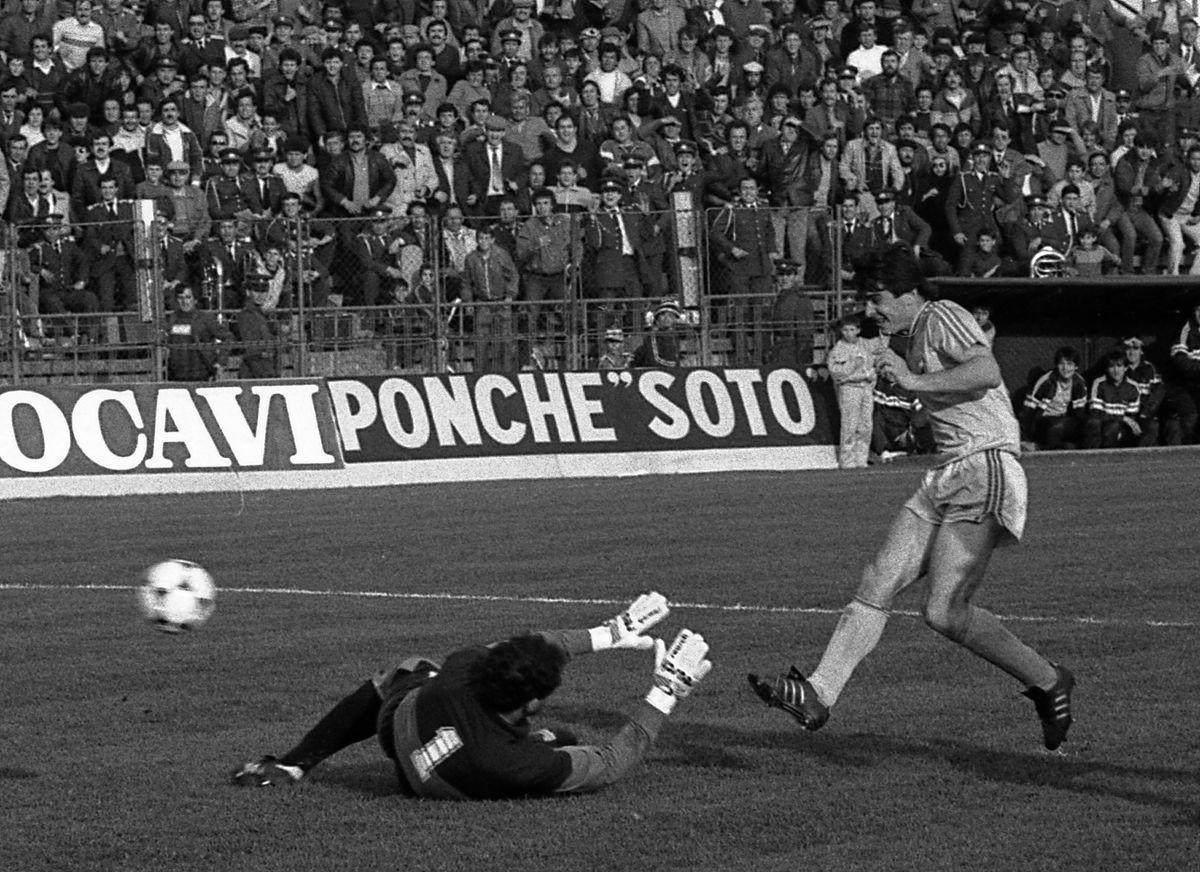 35 de ani de la cele mai tari 8 minute din istoria naționalei. Și de când Lăcătuș a trimis la spital doi adversari într-un sfert de oră. „Așa trebuie jucat și acum, nu ca domnișoarele!”