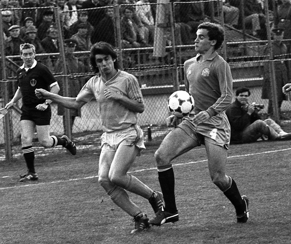 35 de ani de la cele mai tari 8 minute din istoria naționalei. Și de când Lăcătuș a trimis la spital doi adversari într-un sfert de oră. „Așa trebuie jucat și acum, nu ca domnișoarele!”