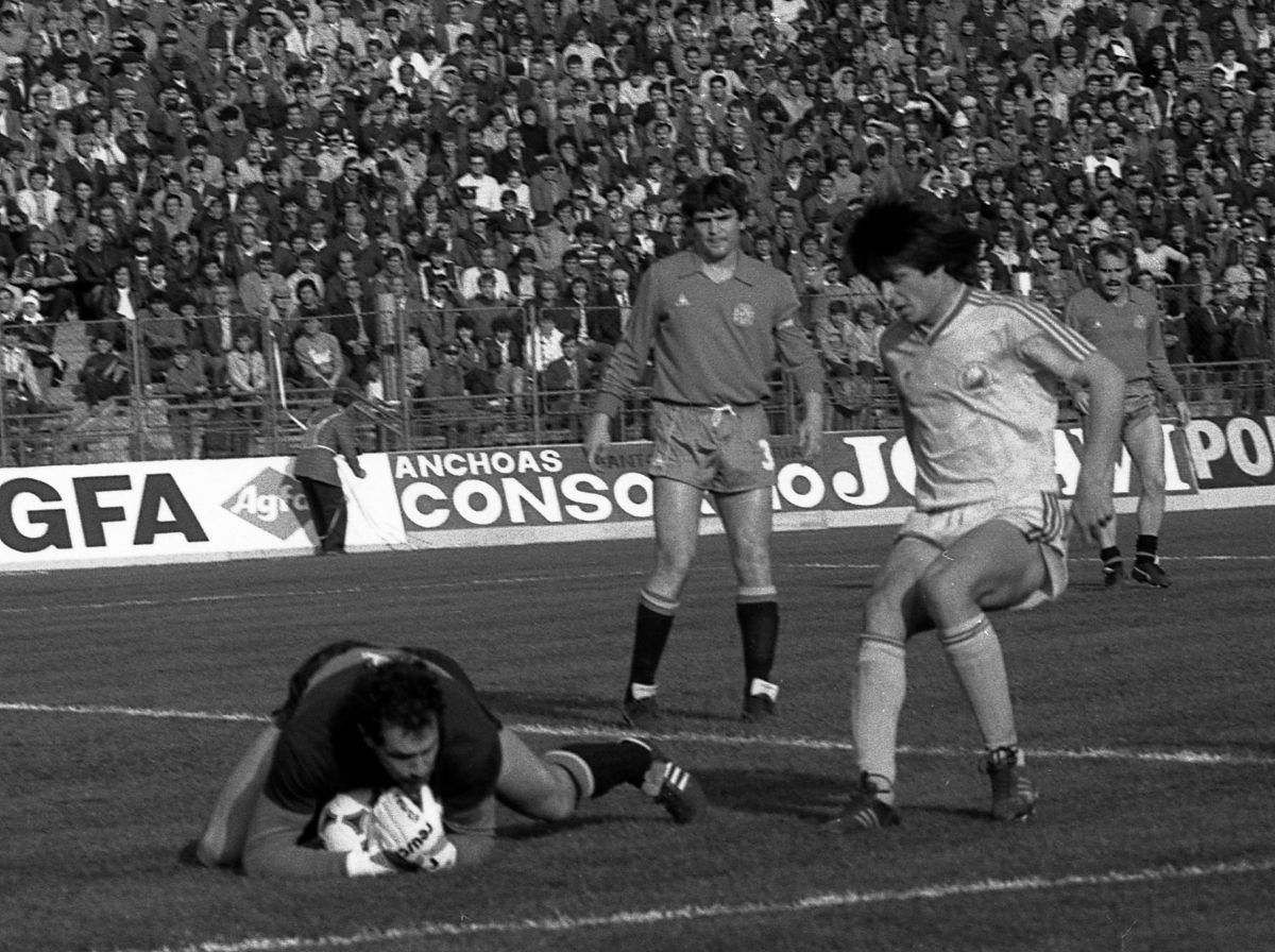 35 de ani de la cele mai tari 8 minute din istoria naționalei. Și de când Lăcătuș a trimis la spital doi adversari într-un sfert de oră. „Așa trebuie jucat și acum, nu ca domnișoarele!”