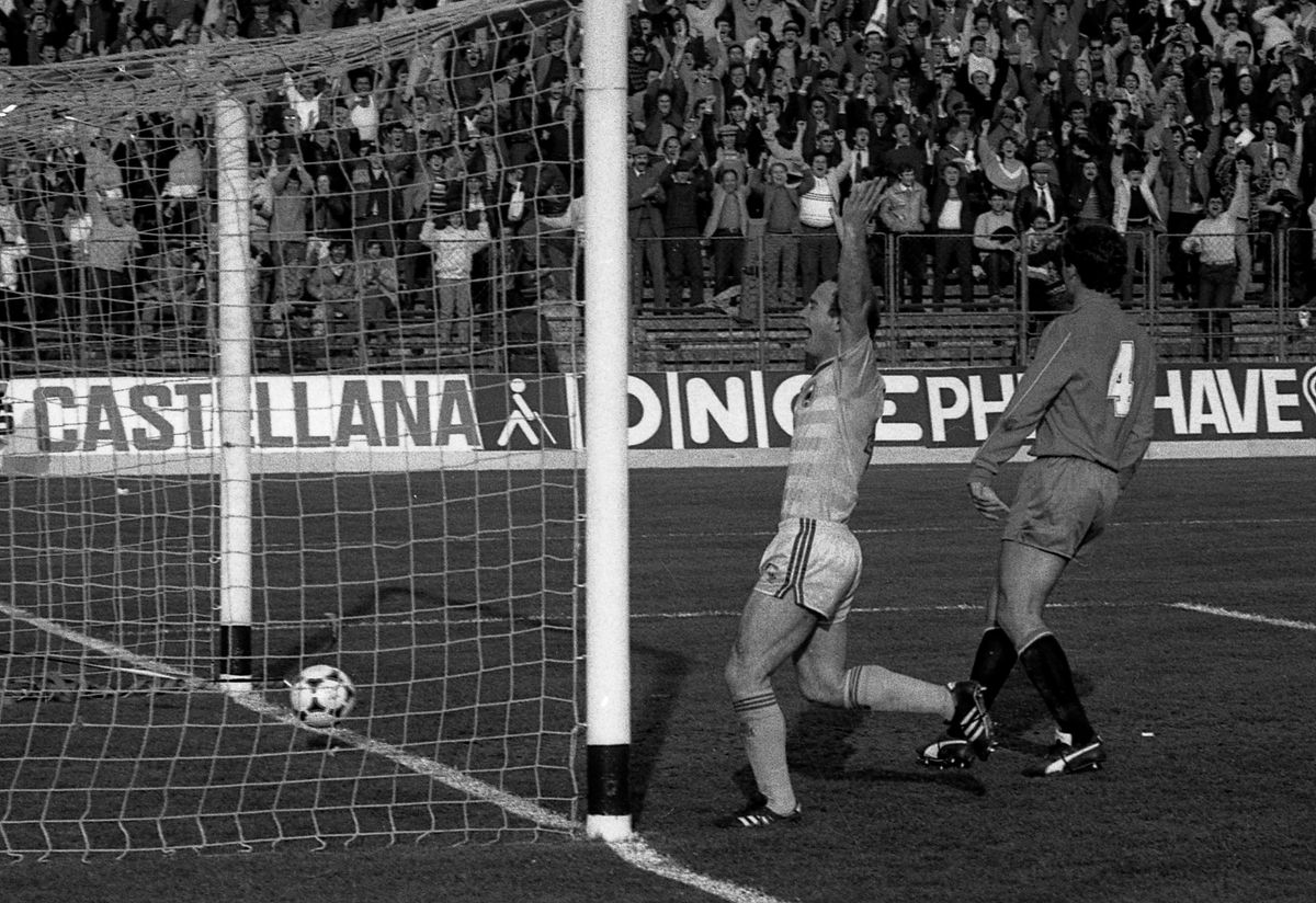 35 de ani de la cele mai tari 8 minute din istoria naționalei. Și de când Lăcătuș a trimis la spital doi adversari într-un sfert de oră. „Așa trebuie jucat și acum, nu ca domnișoarele!”