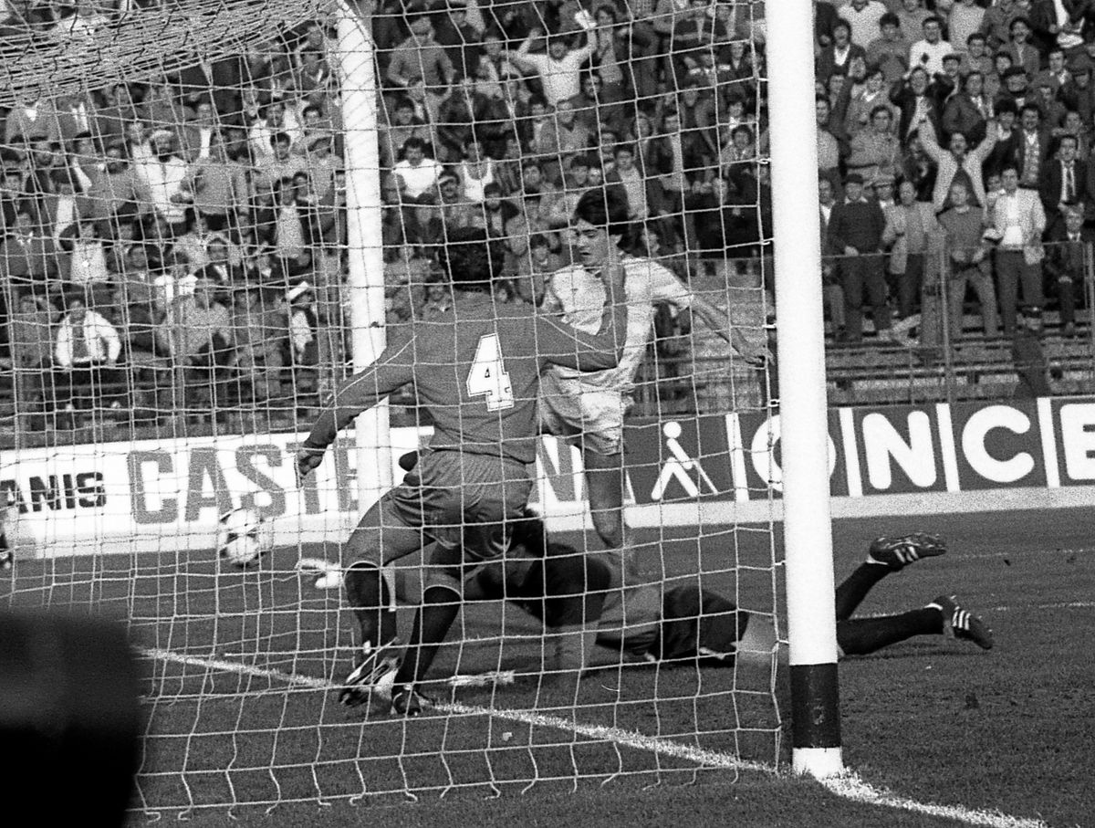 35 de ani de la cele mai tari 8 minute din istoria naționalei. Și de când Lăcătuș a trimis la spital doi adversari într-un sfert de oră. „Așa trebuie jucat și acum, nu ca domnișoarele!”