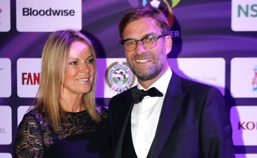 Jurgen Klopp a semnat prelungirea contractului cu Liverpool până în 2026. Un rol important în decizia antrenorului l-a avut soția acestuia, Ulla Sandrock. Actuala înțelegere era scadentă în 2024.