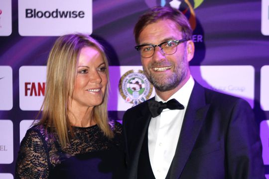 Jurgen Klopp a semnat prelungirea contractului cu Liverpool până în 2026. Un rol important în decizia antrenorului l-a avut soția acestuia, Ulla Sandrock. Actuala înțelegere era scadentă în 2024.