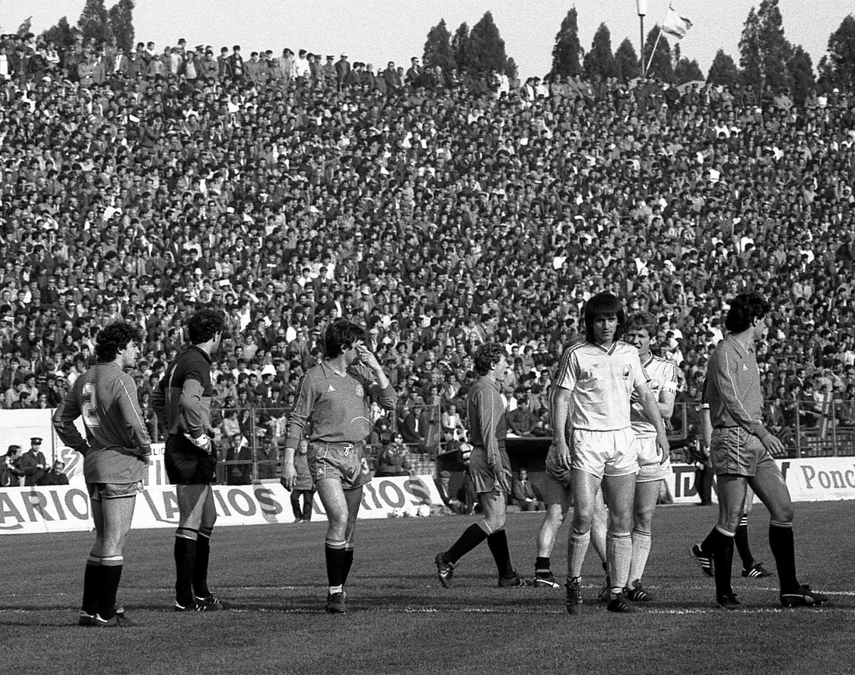 35 de ani de la cele mai tari 8 minute din istoria naționalei. Și de când Lăcătuș a trimis la spital doi adversari într-un sfert de oră. „Așa trebuie jucat și acum, nu ca domnișoarele!”