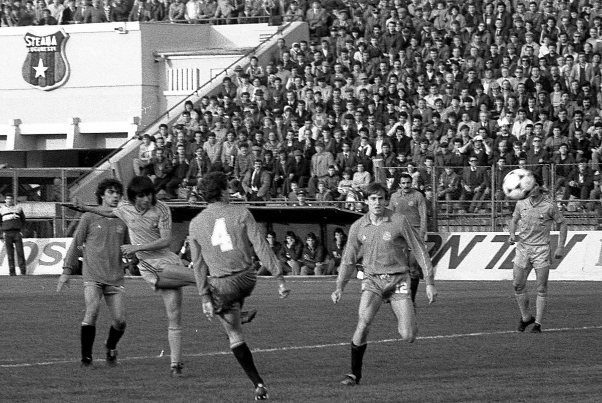 35 de ani de la cele mai tari 8 minute din istoria naționalei. Și de când Lăcătuș a trimis la spital doi adversari într-un sfert de oră. „Așa trebuie jucat și acum, nu ca domnișoarele!”