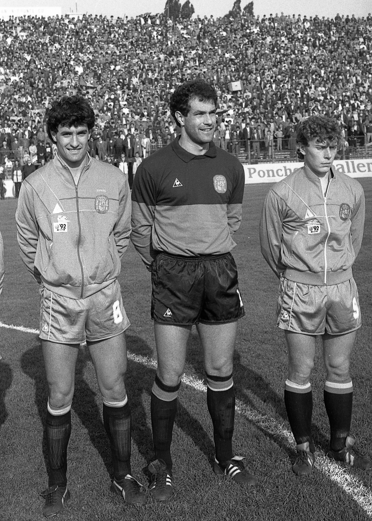 35 de ani de la cele mai tari 8 minute din istoria naționalei. Și de când Lăcătuș a trimis la spital doi adversari într-un sfert de oră. „Așa trebuie jucat și acum, nu ca domnișoarele!”