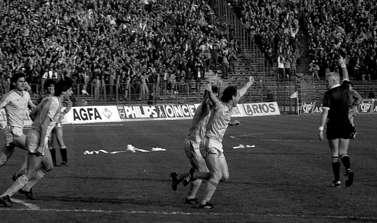 35 de ani de la cele mai tari 8 minute din istoria naționalei. Și de când Lăcătuș a trimis la spital doi adversari într-un sfert de oră. „Așa trebuie jucat și acum, nu ca domnișoarele!”