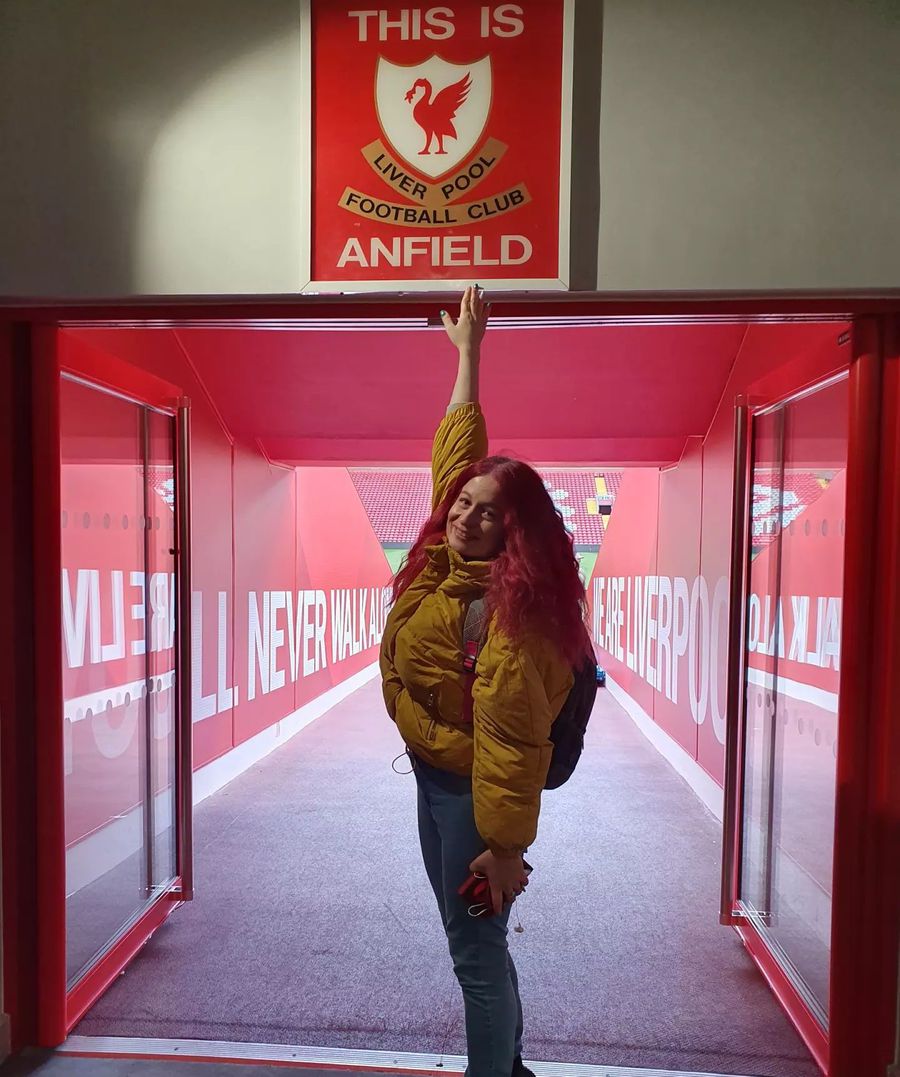 „This is Anfield” » Reportaj de suflet din templul „cormoranilor” realizat de jurnalista îndrăgostită de Liverpool: „M-am simțit mică și uriașă în același timp”