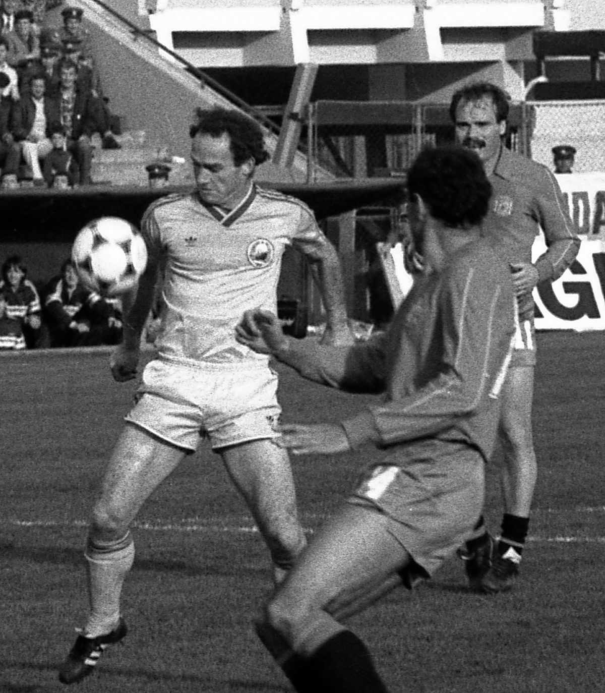 35 de ani de la cele mai tari 8 minute din istoria naționalei. Și de când Lăcătuș a trimis la spital doi adversari într-un sfert de oră. „Așa trebuie jucat și acum, nu ca domnișoarele!”