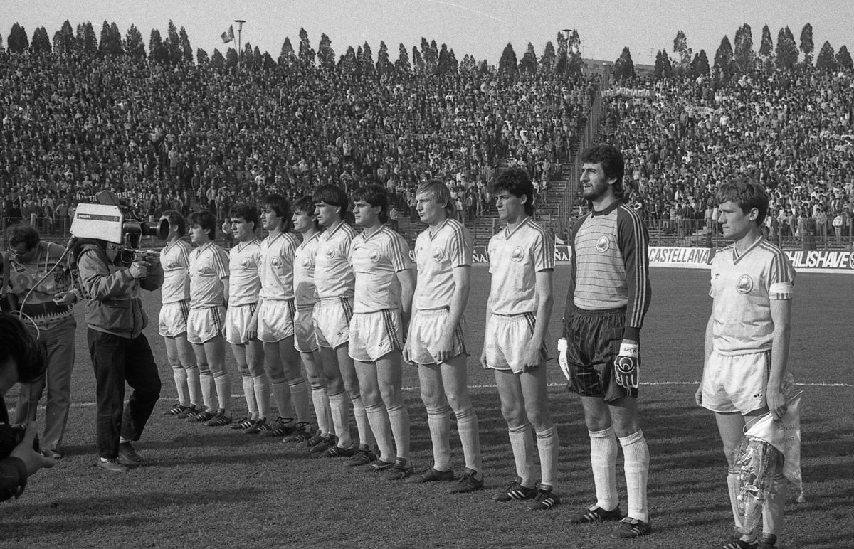 35 de ani de la cele mai tari 8 minute din istoria naționalei. Și de când Lăcătuș a trimis la spital doi adversari într-un sfert de oră. „Așa trebuie jucat și acum, nu ca domnișoarele!”