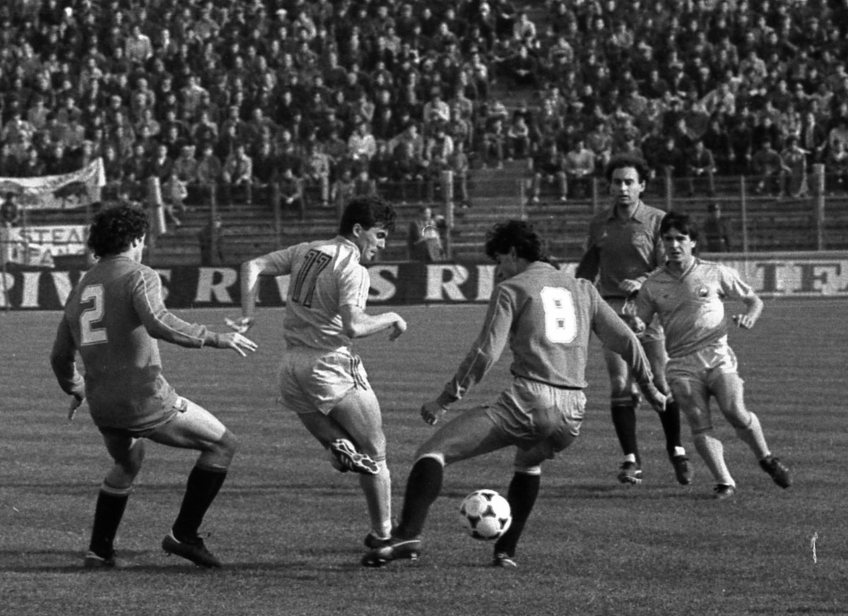 35 de ani de la cele mai tari 8 minute din istoria naționalei. Și de când Lăcătuș a trimis la spital doi adversari într-un sfert de oră. „Așa trebuie jucat și acum, nu ca domnișoarele!”