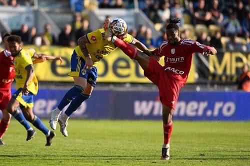 Junior Pius, de la FC Botoșani, face un penalty stupid la Ploiești. Foto: sportpictures.eu