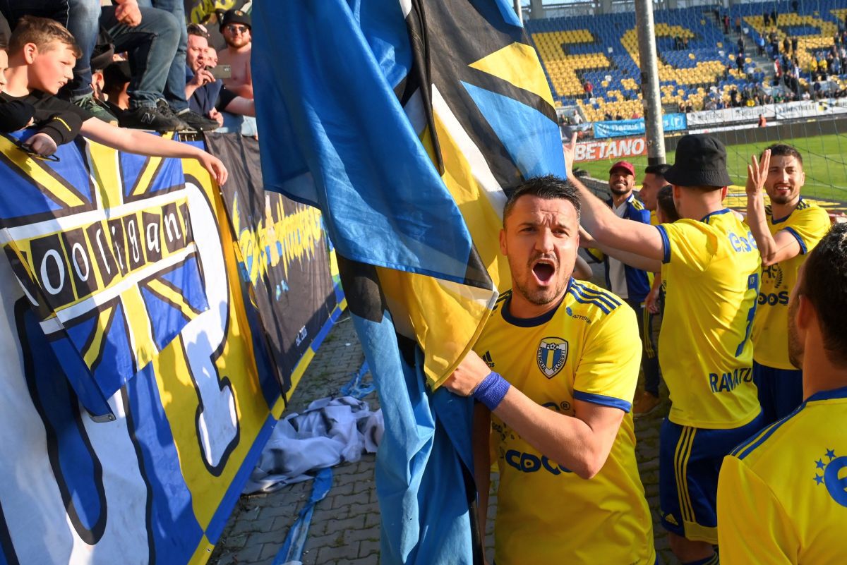 Imagini spectaculoase la Ploiești! Cu Budescu șef de galerie, „găzarii” au sărbătorit evitarea retrogradării ca pe un trofeu