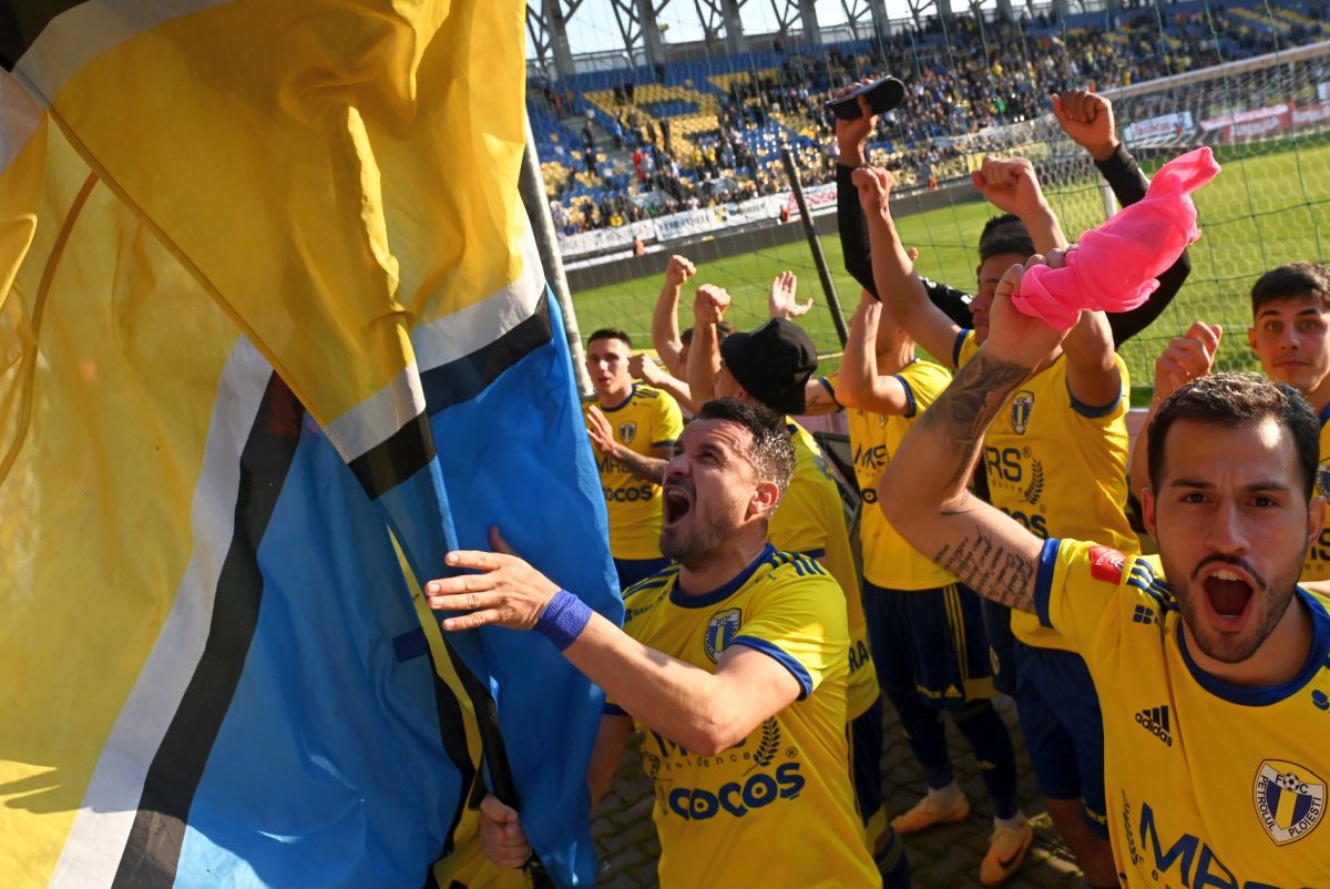 Imagini spectaculoase la Ploiești! Cu Budescu șef de galerie, „găzarii” au sărbătorit evitarea retrogradării ca pe un trofeu